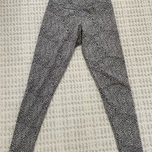 Onzie 7/8 leggings. Animal print size xs